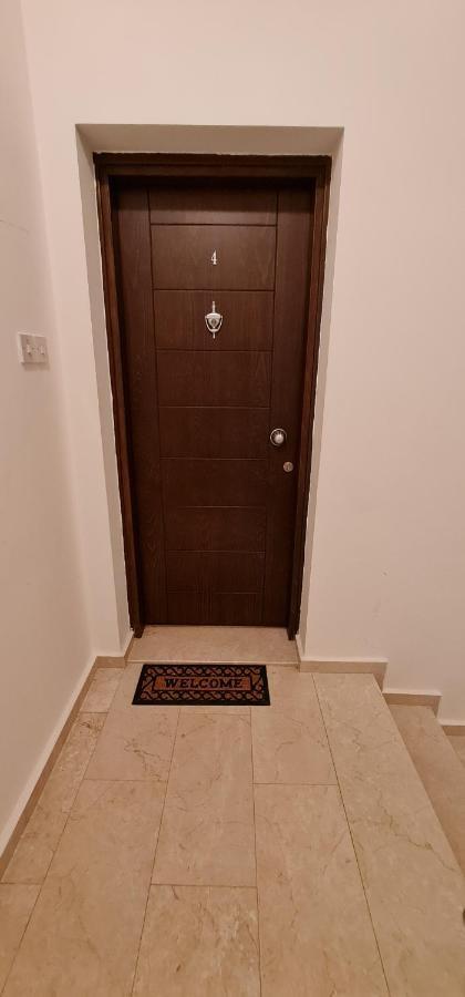 Oytam Apt Nicosia Luaran gambar